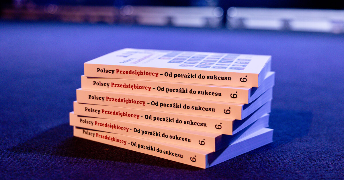 Pisanie i praca nad książką przy biurku